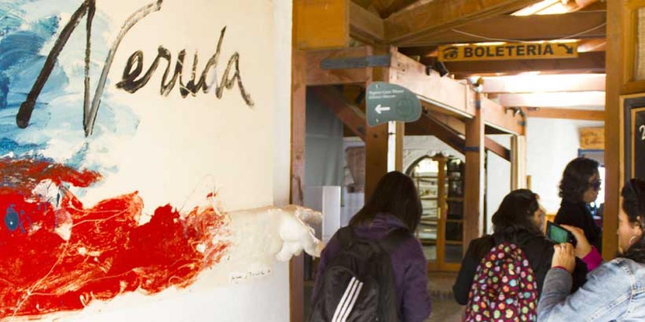 Private Tour Pablo Neruda Museum, Isla Negra, and Pomaire