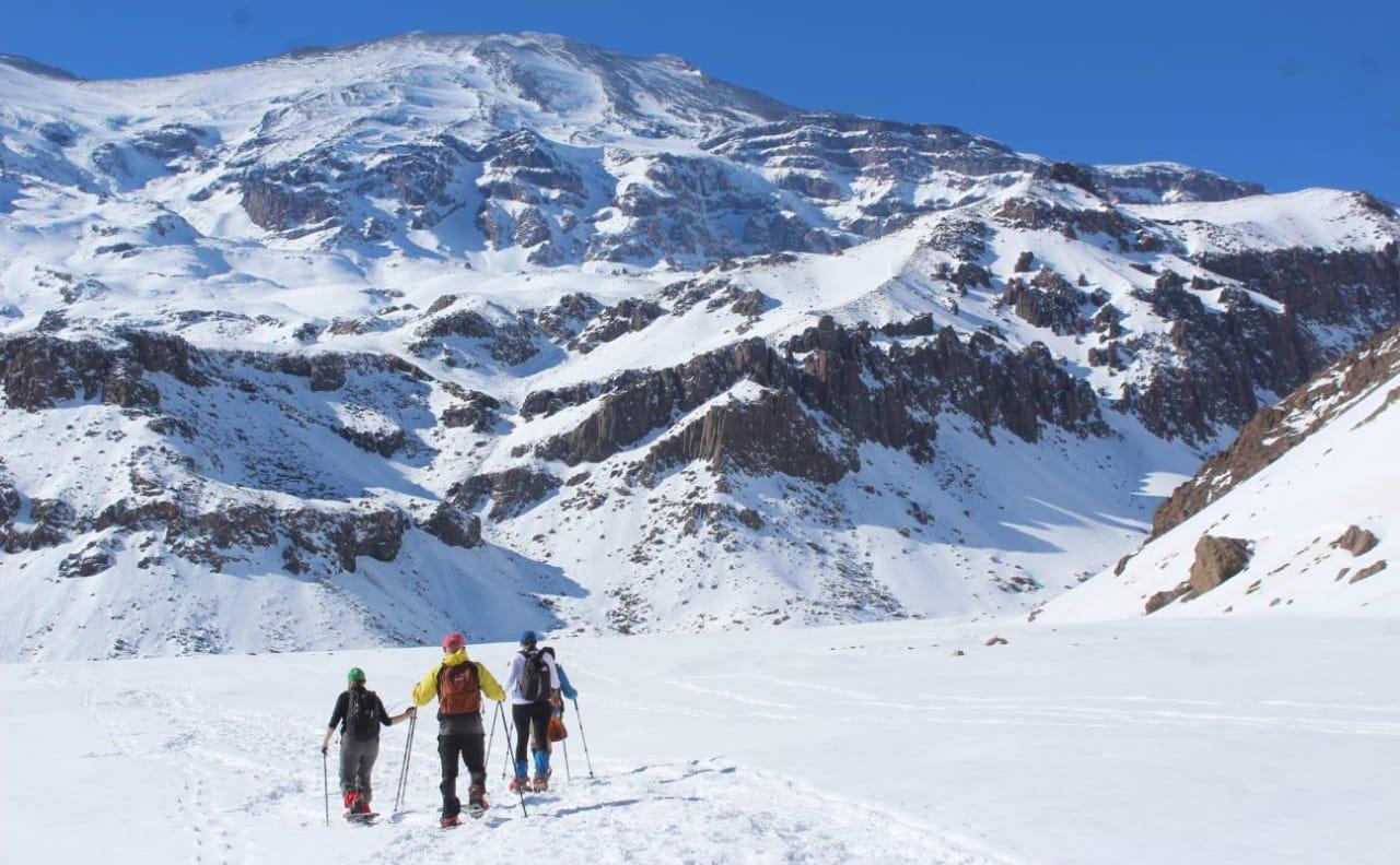 Tour con trekking Monumento Natural El Morado + pozas naturales Baños Morales