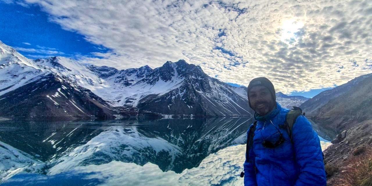 Impresionante paisaje formado por las aguas color turquesa y las imponentes montañas de fondo