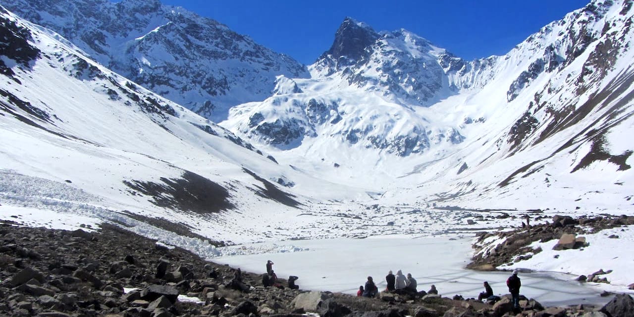 Trekking en los Andes. Monumento Natural El Morado y Termas Baños Morales