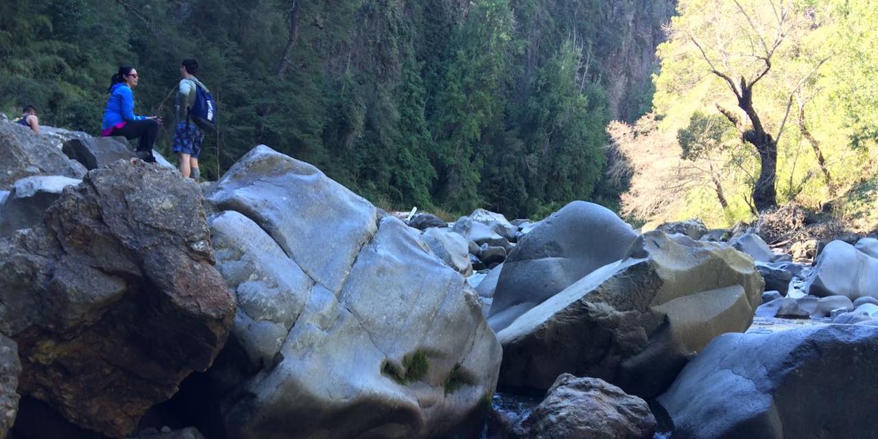 Naturaleza en estado puro. Explora uno de los parque nacionales más impresionantes por sus formaciones de piedra volcánica que bordean el río formando hermosas piscinas naturales