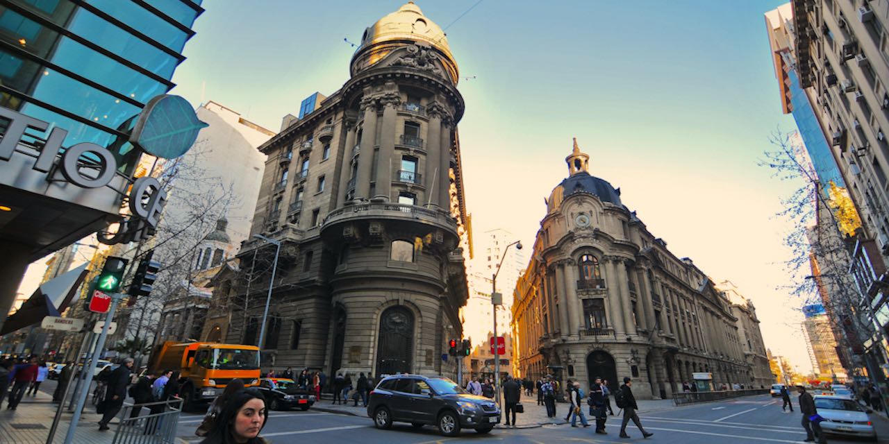Paseo por el Santiago auténtico, histórico y multicultural. Tu guía local te desvelará los secretos ocultos que se esconden tras los lugares más emblemáticos de la Capital de Chile