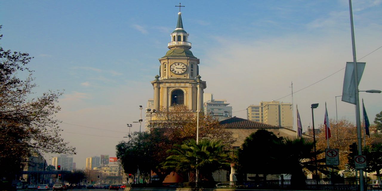 Paseo por el Santiago auténtico, histórico y multicultural. Tu guía local te desvelará los secretos ocultos que se esconden tras los lugares más emblemáticos de la Capital de Chile